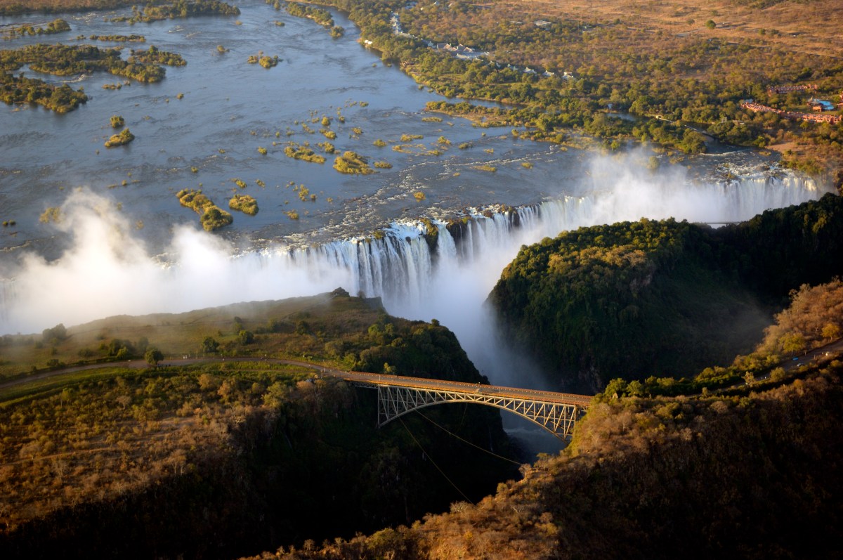 Victoria Falls with bridge-143922110.jpg